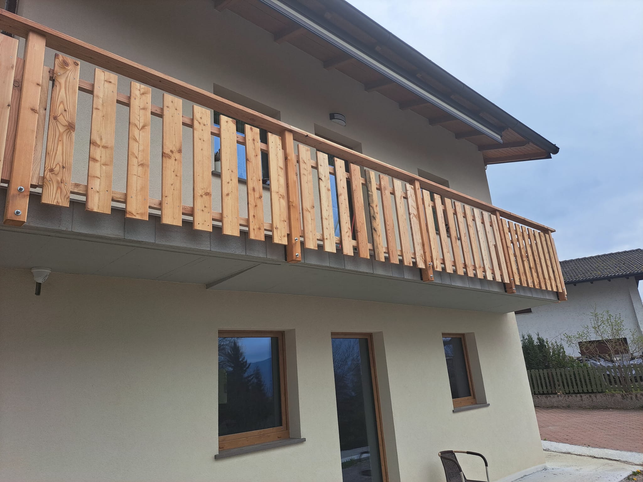 Dettaglio del progetto Parapetto per balcone in legno massello: Parapetto per balcone a doghe verticali che unisce calore e sicurezza. - Immagine 1